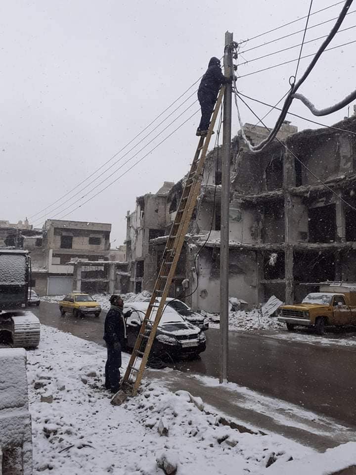 الأعمال مستمرة لإصلاح الكهرباء في المناطق المتضررة من العاصفة الثلجية