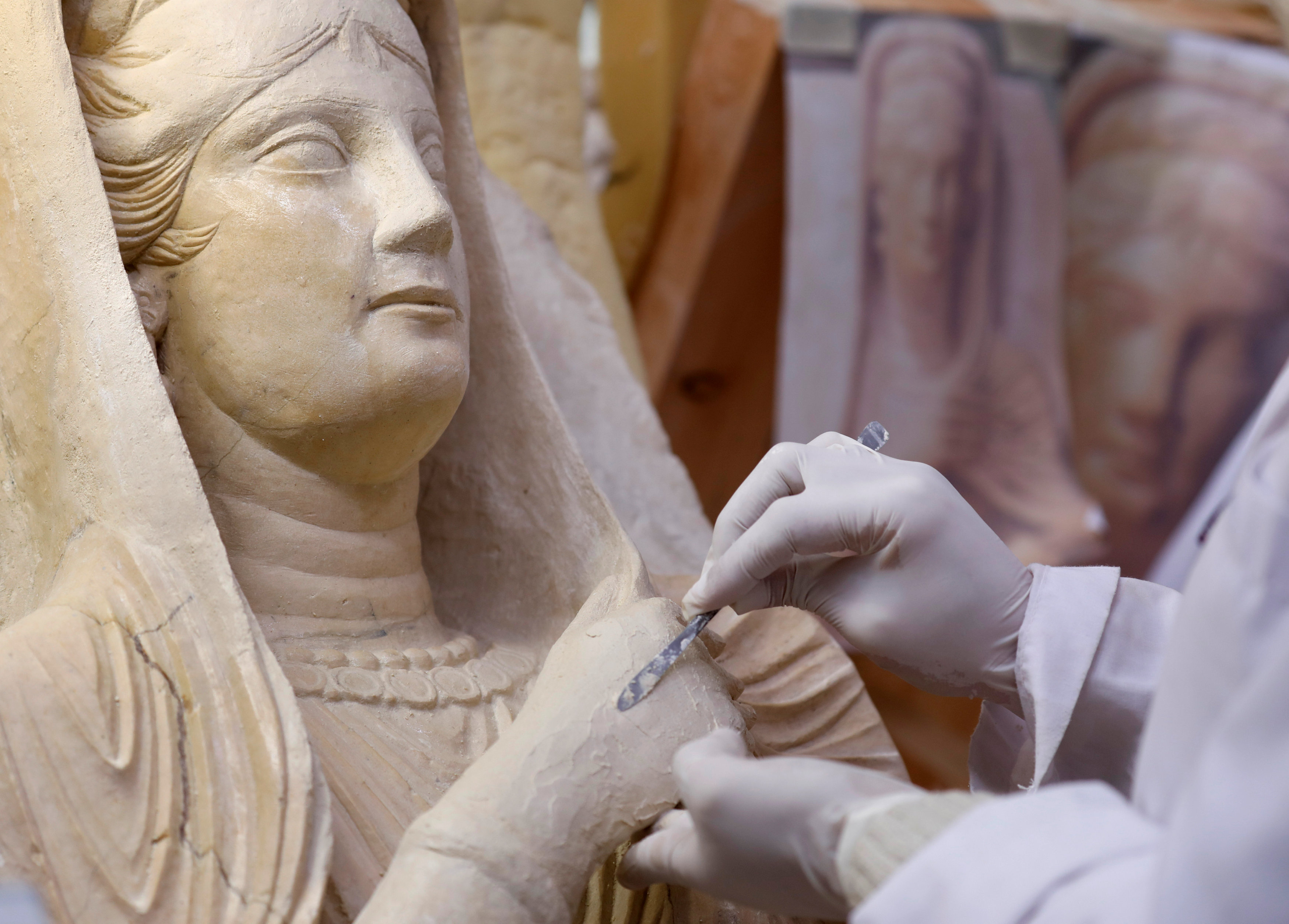  نقل 20 قطعة أثرية سورية إلى المتحف الوطني التشيكي لترميمها