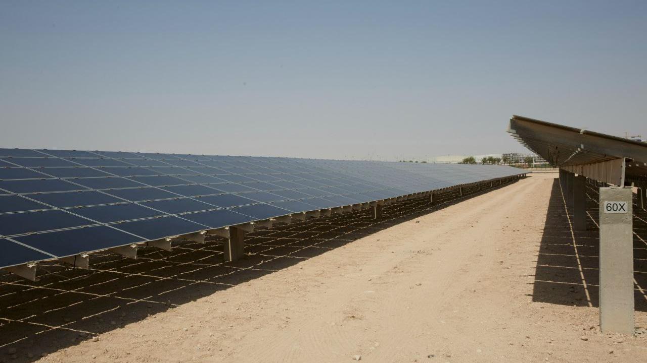 استثمارات الإمارات في الطاقة المتجددة.. مشاريع رائدة تعزز حلول الاستدامة محلياً وعالمياً