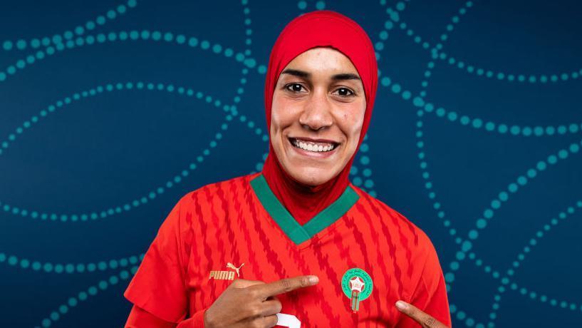 أصبحت مدافعة منتخب المغرب نهيلة بنزينة، أول لاعبة ترتدي الحجاب في كأس العالم للسيدات لكرة القدم على مستوى الكبار.