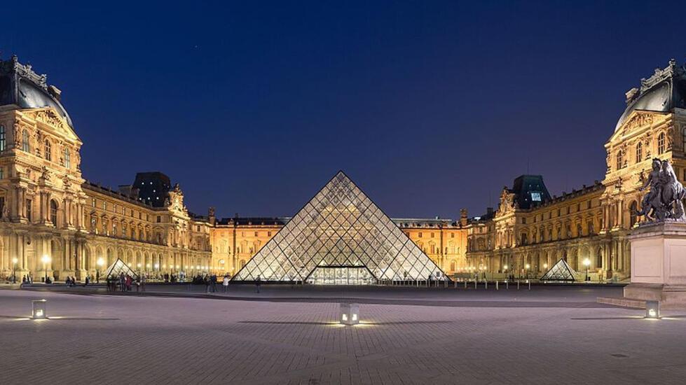 متحف اللوفر الفرنسي يرفع أسعار تذاكر الدخول إليه