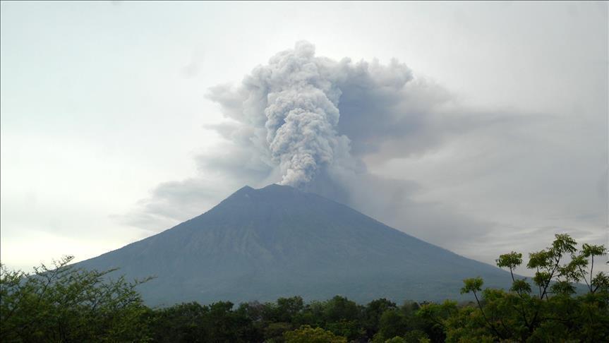 إندونيسيا تحذر من سقوط حمم بركانية شمالي البلاد