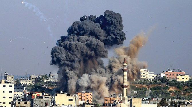 طيران الاحتلال يقصف حيي الزيتون والرمال بقطاع غزة