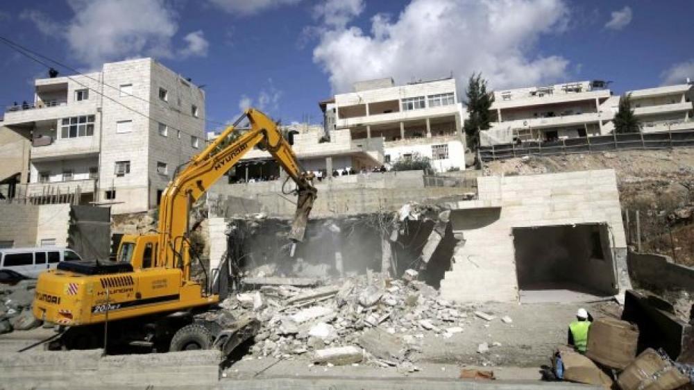 جرافات الاحتلال تهدم بناية قيد الإنشاء شمال القدس