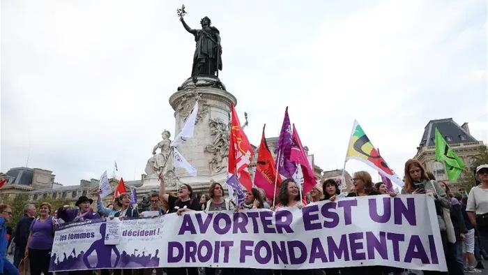 فرنسا أول دولة تضمن حق الإجهاض بالدستور 