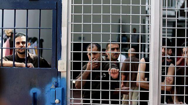 بسبب الاكتظاظ داخل السجون الإسرائيلية.. الحديث عن إطلاق سراح أسرى فلسطينيين 