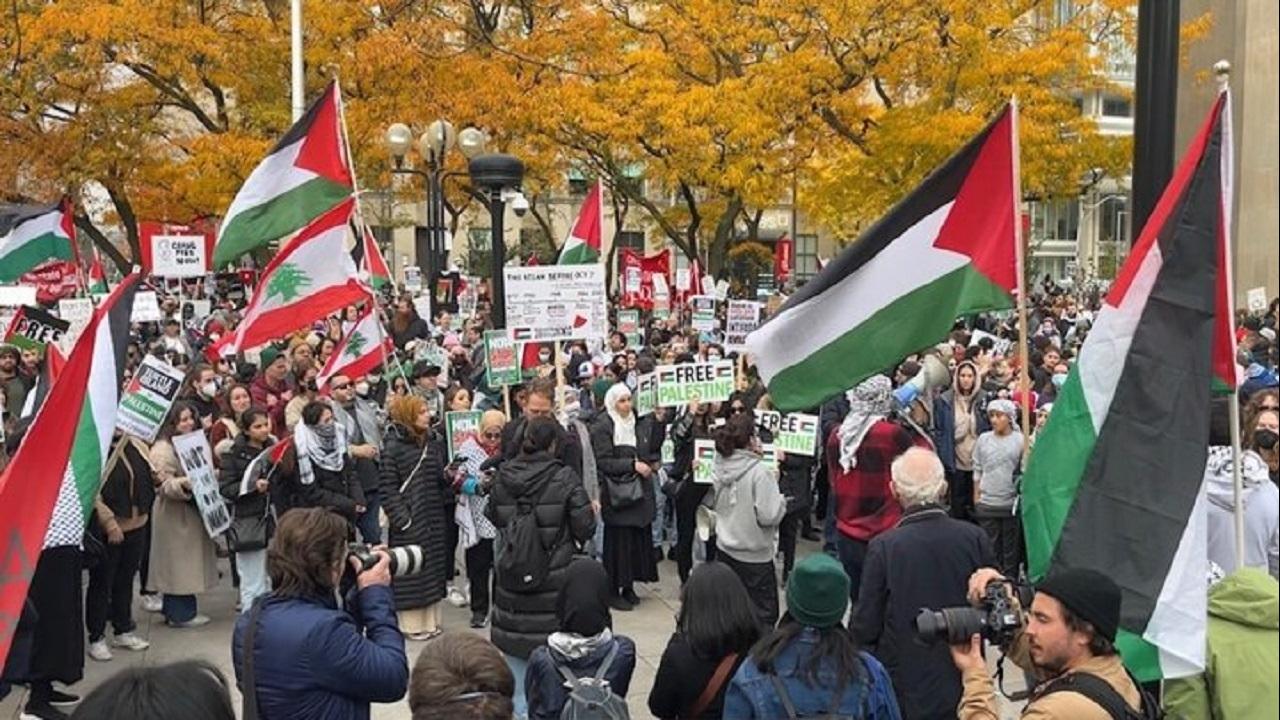 المئات يتظاهرون في تورنتو الكندية تأييداً للشعب الفلسطيني