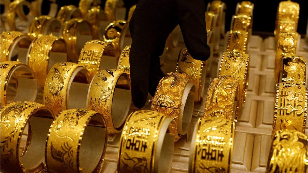 الذهب يرتفع محلياً ويواصل التحليق عالمياً لمستويات قياسية