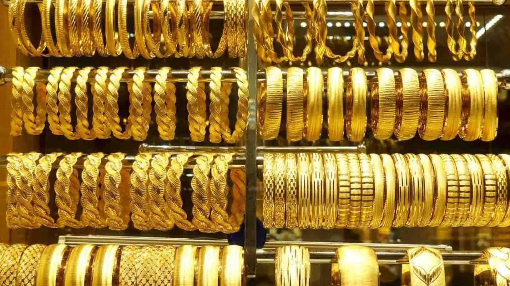 الذهب ينخفض محلياً.. واستقراره في السوق العالمية