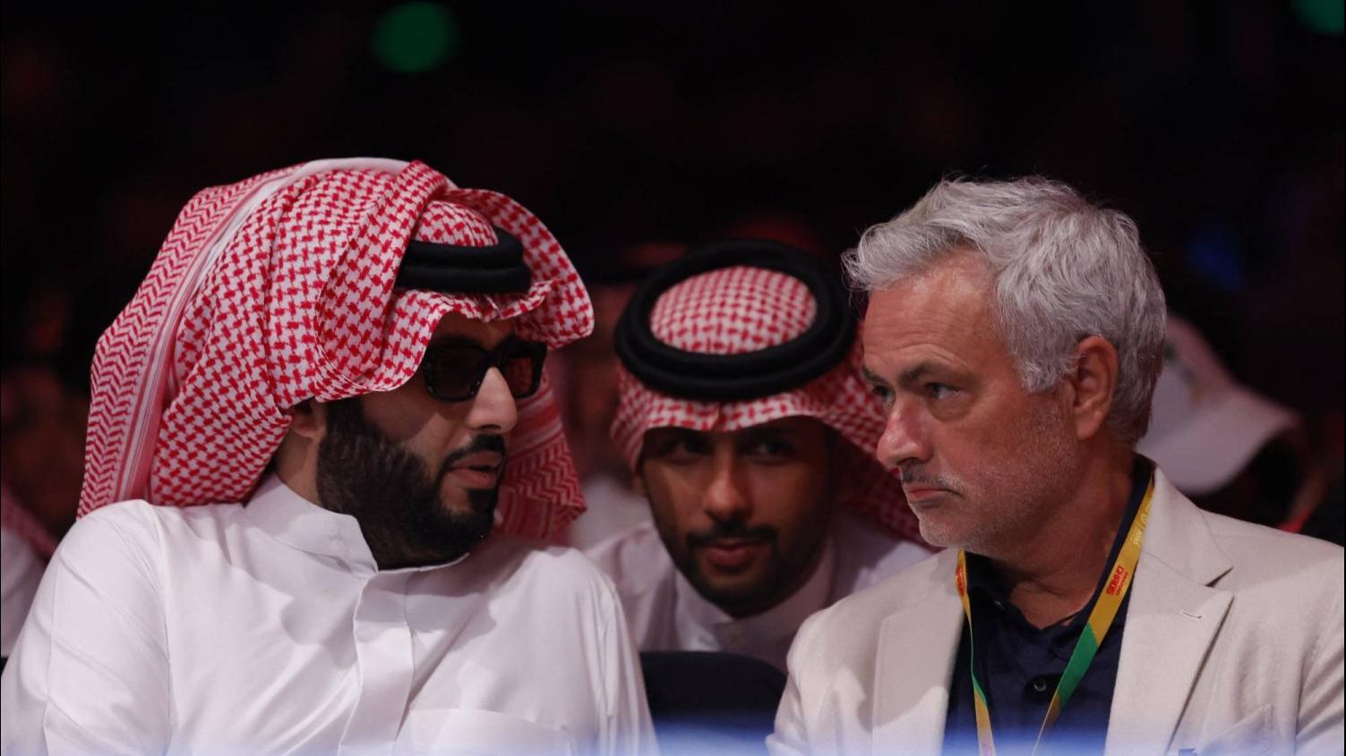 هل يحل مورينيو مكان مانشيني بتدريب المنتخب السعودي؟