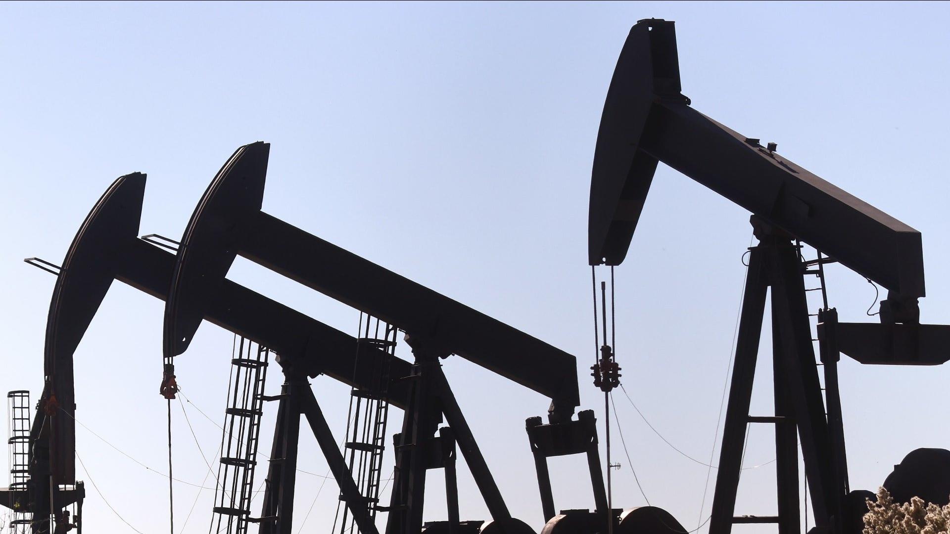 هبوط أسعار النفط من أعلى مستوى في عدة أشهر