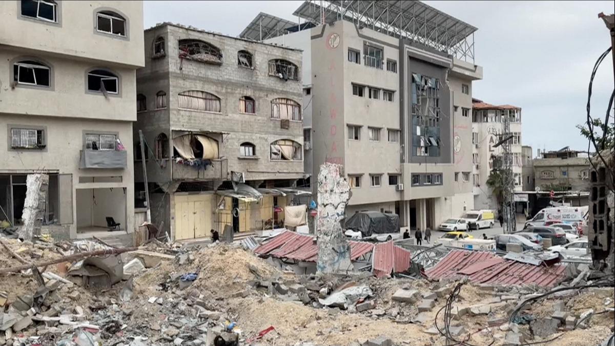 عشرات الشهداء والجرحى في غارات للاحتلال بمحيط مستشفى الشفاء ومناطق متفرقة بغزة