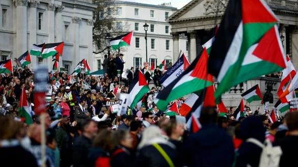 الآلاف يتظاهرون وسط لندن تنديداً باستمرار العدوان الإسرائيلي على غزة