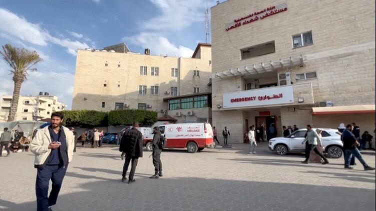 جيش الاحتلال يقصف خيام الصحفيين والنازحين داخل أسوار مستشفى شهداء الأقصى