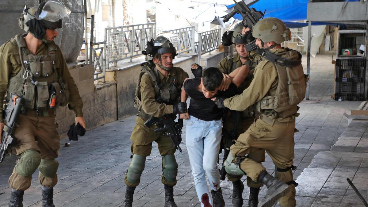 قوات الاحتلال تعتقل 30 فلسطينياً من مساء أمس حتى صباح اليوم