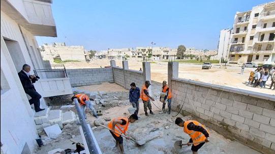 الوزير عبد اللطيف يتفقد مشاريع السكن لمتضرري الزلزال في حلب