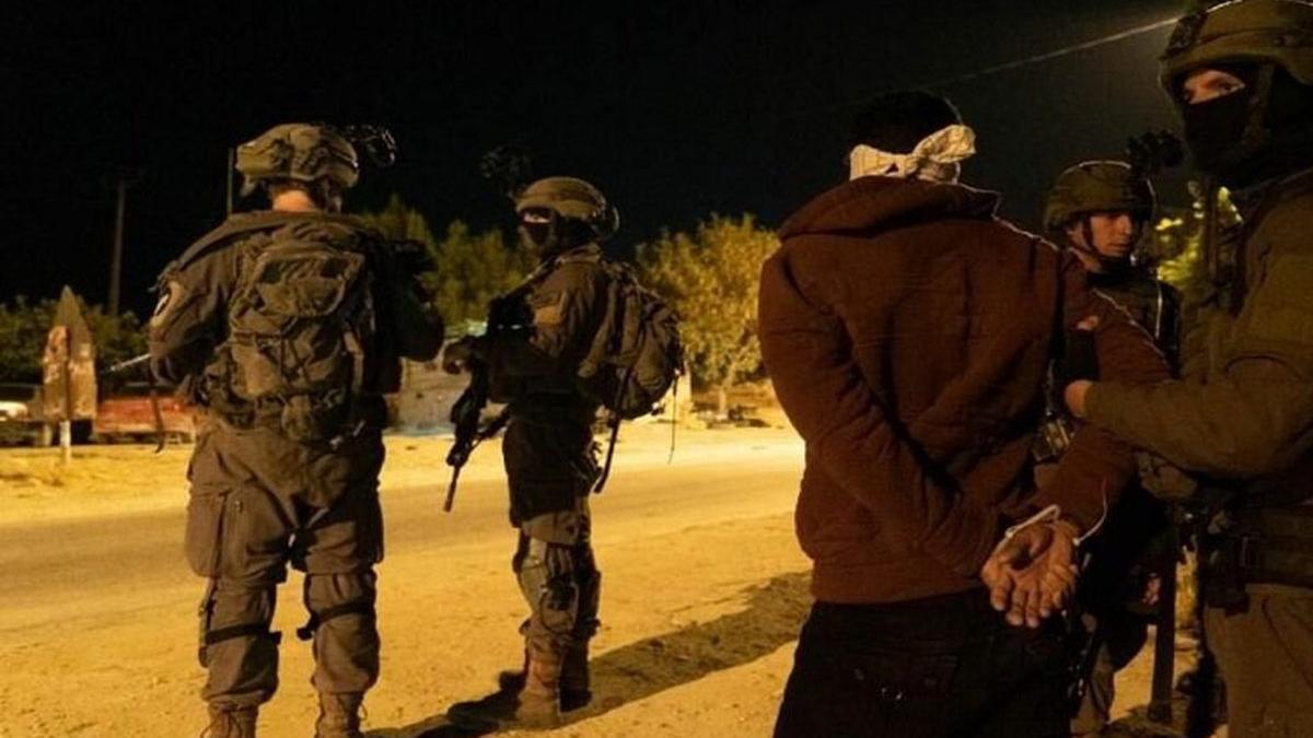 قوات الاحتلال تعتقل 30 فلسطينياً على الأقل من الضفة الغربية خلال يومين