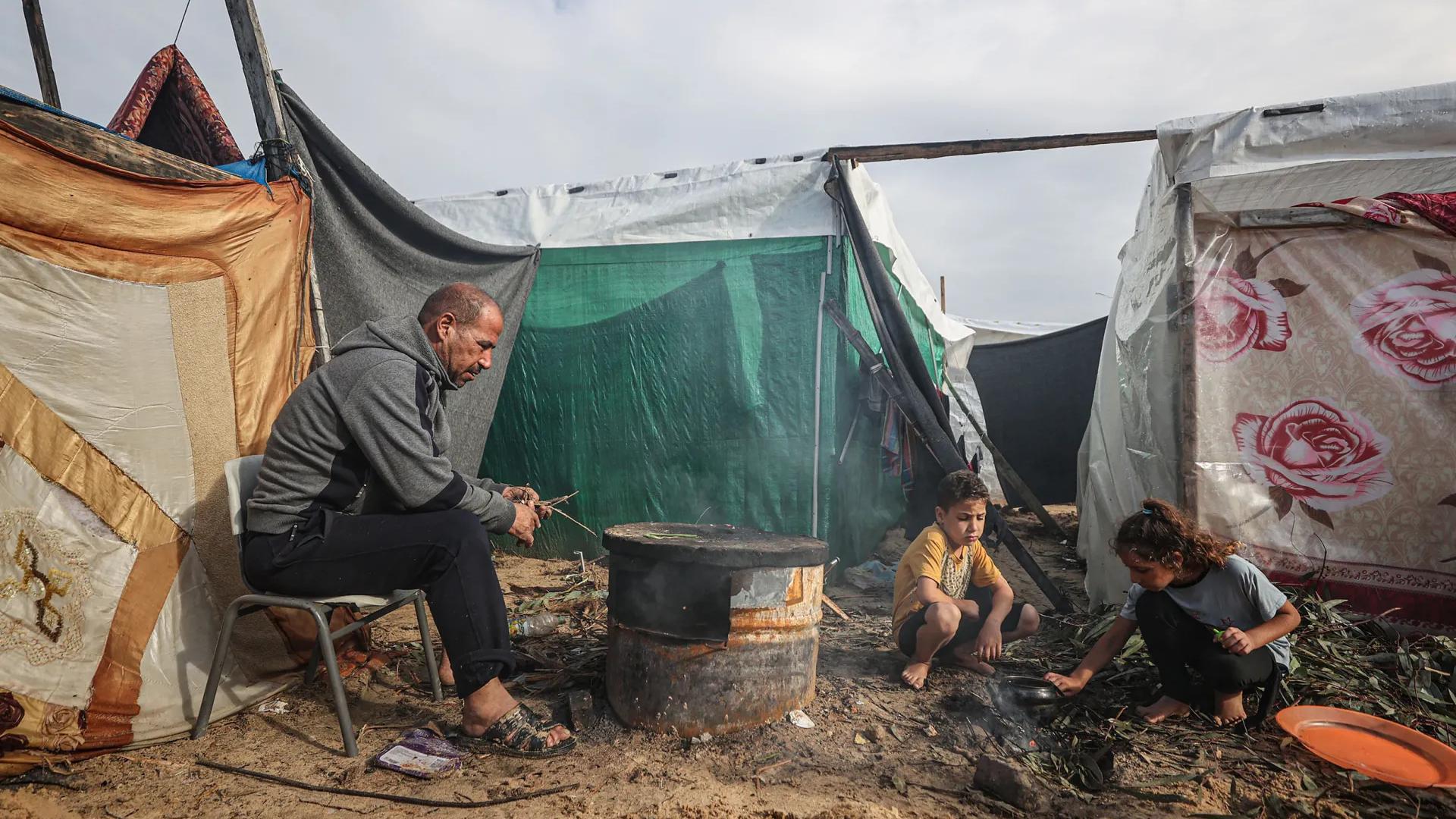 المكتب الإعلامي الحكومي في غزة يحذر من تفاقم أزمة انعدام غاز الطهي في القطاع
