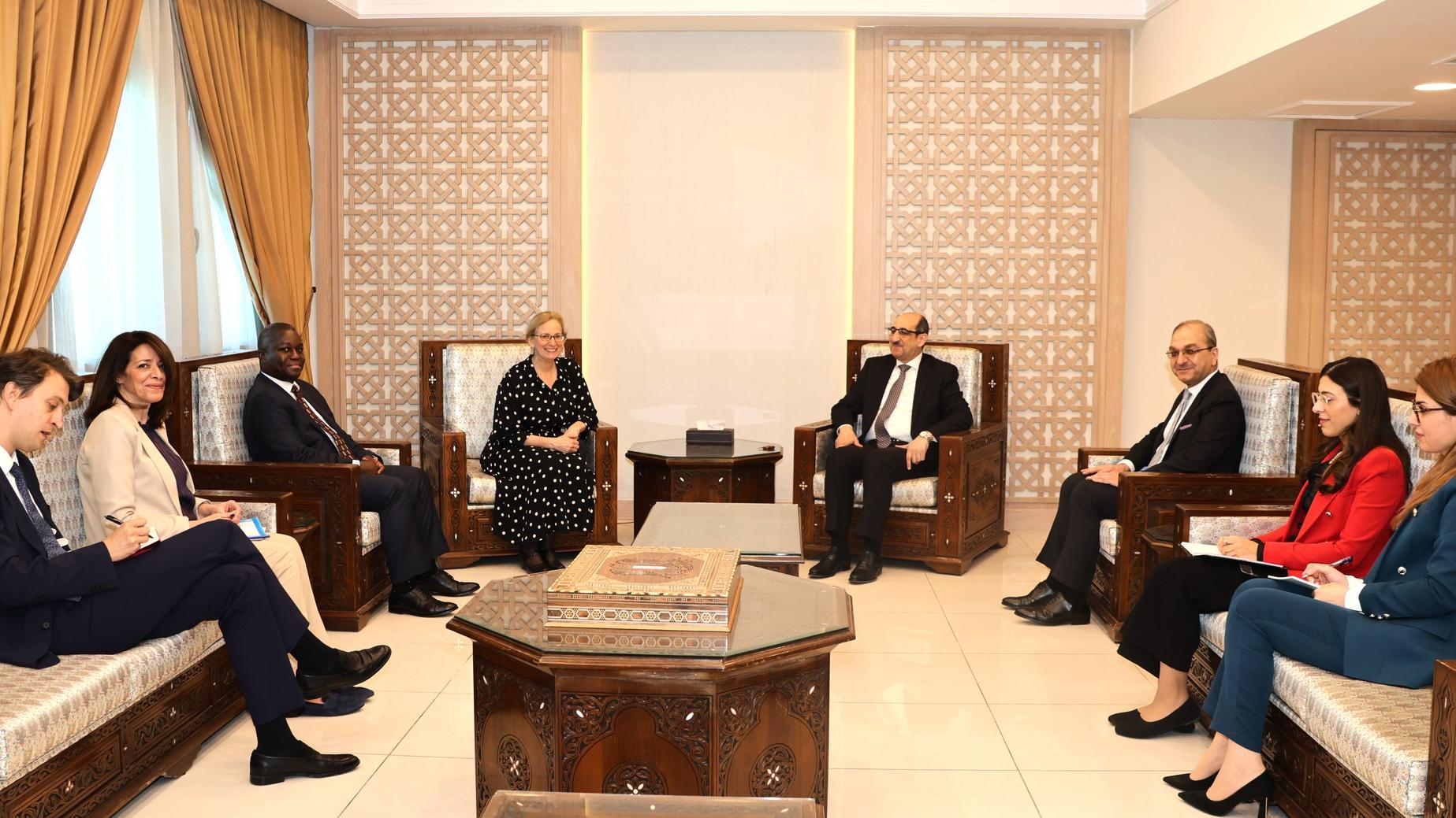 نائب وزير الخارجية يلتقي نائب المفوض العام للأونروا ويؤكد التزام سورية بتقديم التسهيلات اللازمة لها