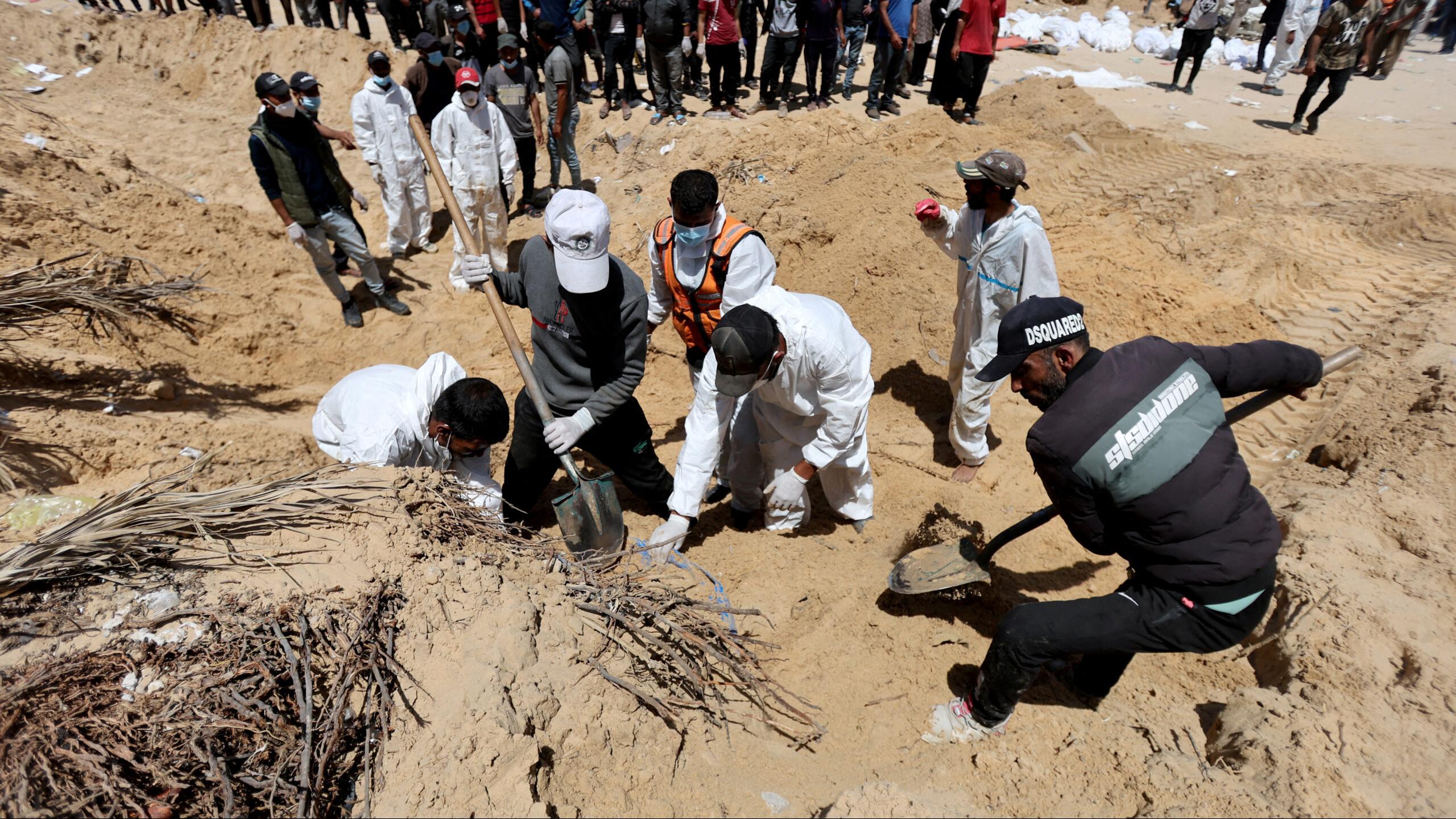 انتشال جثامين 35 شهيداً فلسطينياً اليوم من المقابر الجماعية في مجمع ناصر الطبي