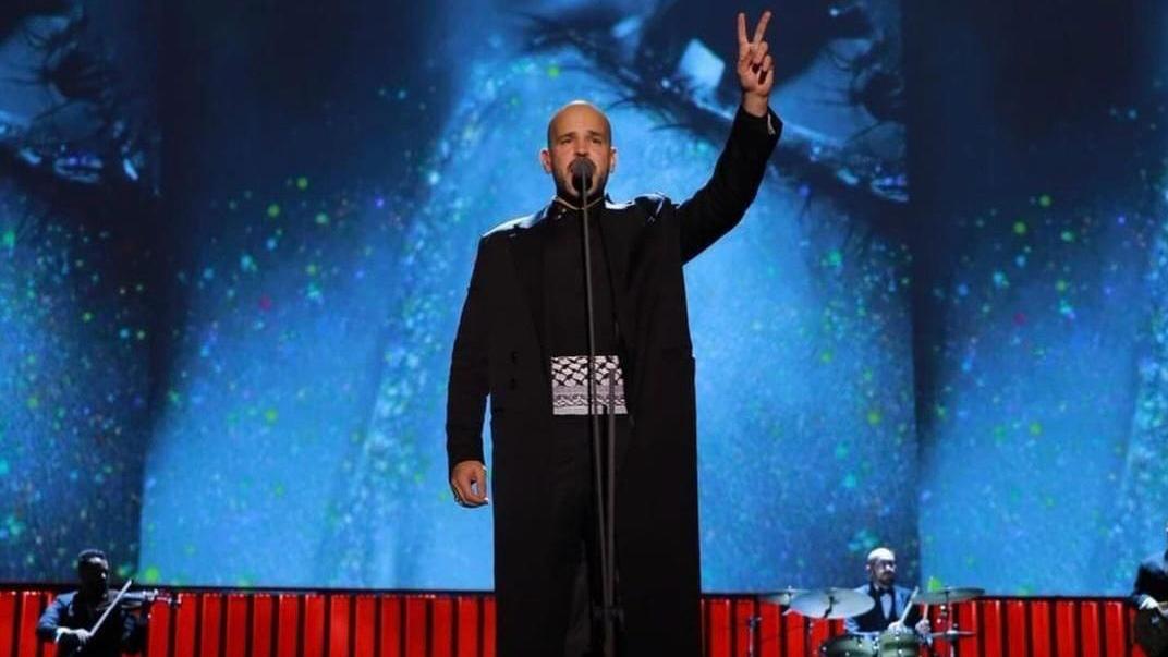 الفنان أبو يحصد ثلاث جوائز دفعة واحدة عن أغنية 