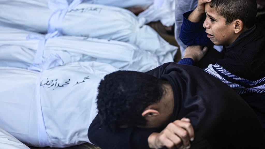 شهداء وجرحى بقصف منزلين وسط قطاع غزة