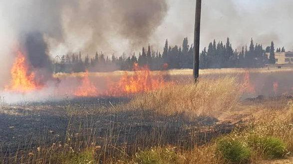 حريق في حقل للشعير ببلدة نصيب في ريف درعا الشرقي