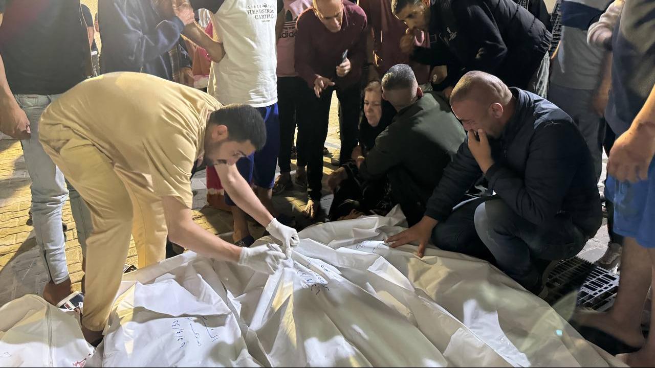 استشهاد 34 فلسطينياً في 24 ساعة، وتحذيرات من خطر توقف ثلاجات الأدوية ومحطة الأوكسجين في غزة عن العمل 