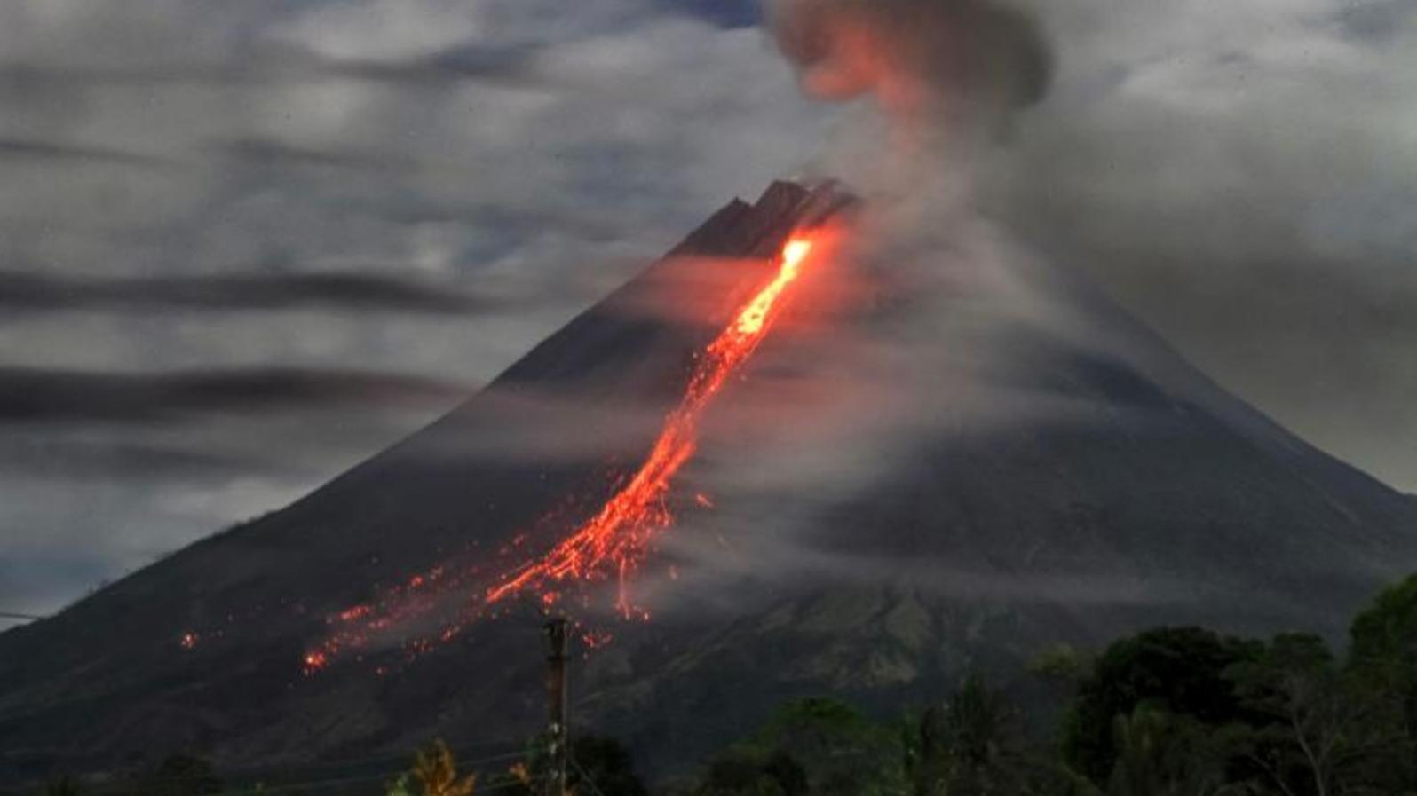 رفع مستوى الإنذار بعد ثوران بركان جبل إيبو شرق إندونيسيا عدة مرات 