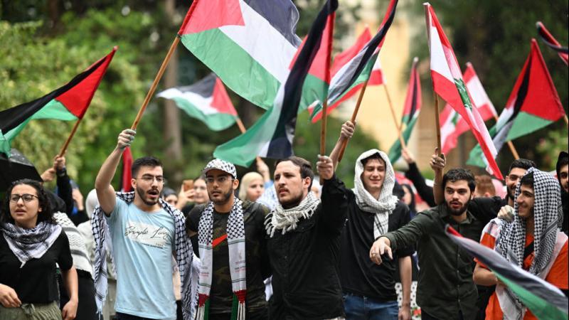مئات الطلبة في لبنان يتظاهرون دعماً لغزة