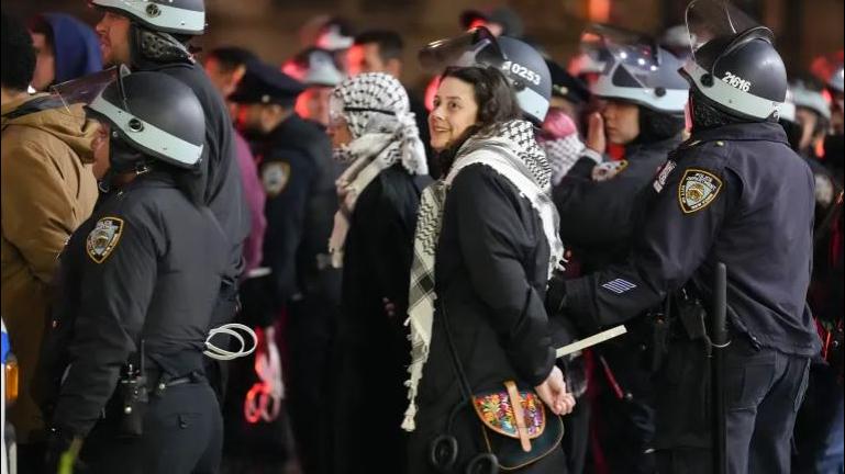 شرطة نيويورك تقتحم جامعة كولومبيا وتعتقل عشرات المعتصمين المنددين بالحرب الإسرائيلية على غزة