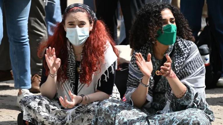 طلاب جامعة برينستون يضربون عن الطعام تضامناً مع غزة.. والخارجية الروسية تعلّق على تعامل واشنطن مع الاحتجاجات