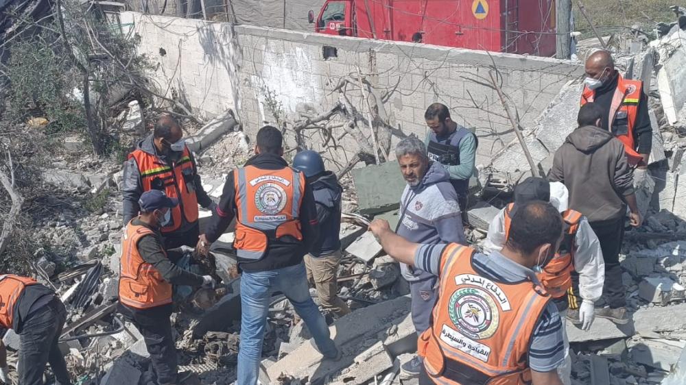الدفاع المدني بغزة ينتشل 5 شهداء، ووزارة الصحة تطالب بالتحقيق في اغتيال الطبيب عدنان البرش