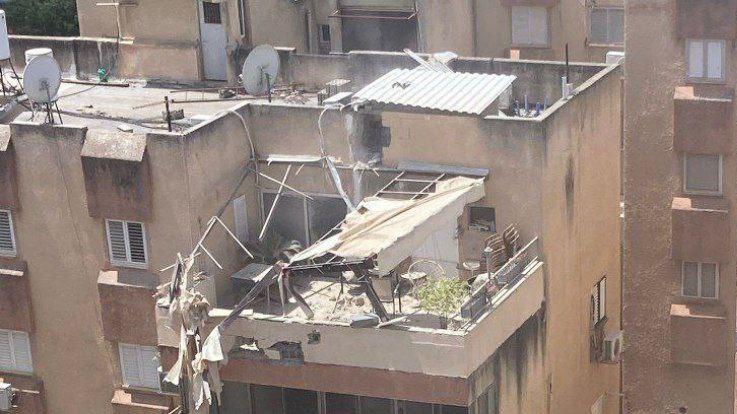 صورة تُظهر إصابة مبنى بصاروخ في كريات شمونه