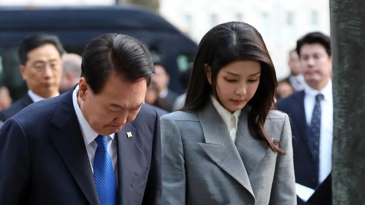 الرئيس الكوري الجنوبي يعتذر لقبول زوجته حقيبة بأكثر من 2000 دولار أمريكي