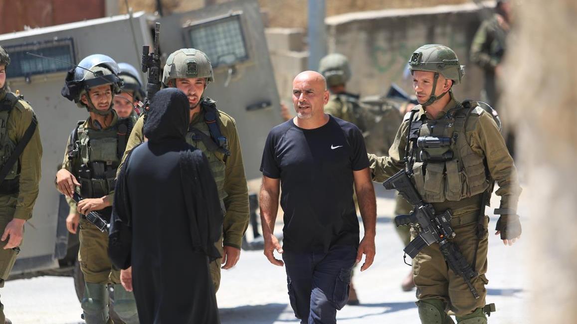15 معتقلاً في الضفة الغربية، وإصابة 11 فلسطينياً آخرين غرب نابلس