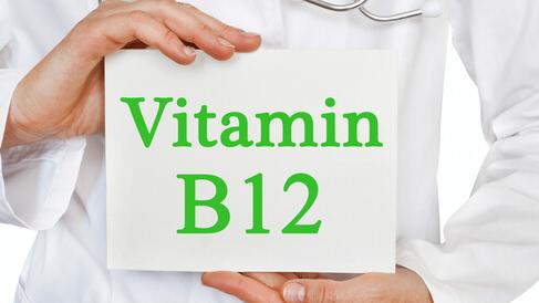 مضاعفات نقص فيتامين B12 وكيفية علاجه