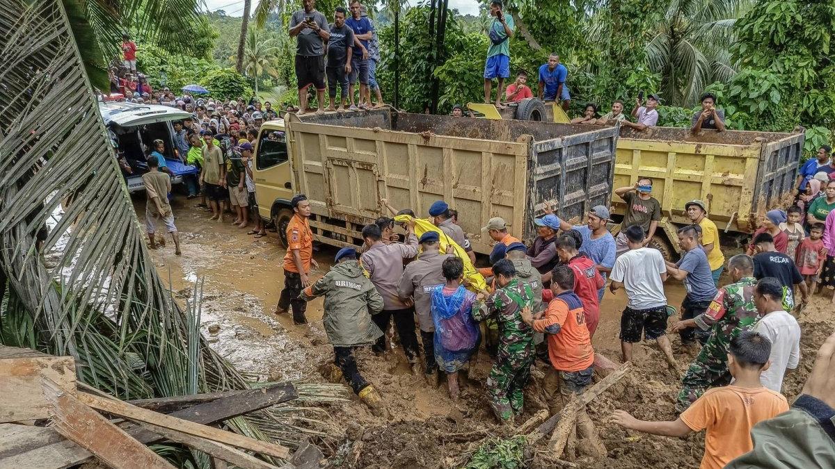 50 ضحية وأكثر من ثلاثة آلاف لاجئ في فيضانات إندونيسيا