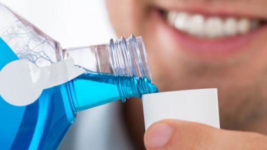 غسول الفم خطر محتمل للسرطان.. إليكِم 7 بدائل طبيعية