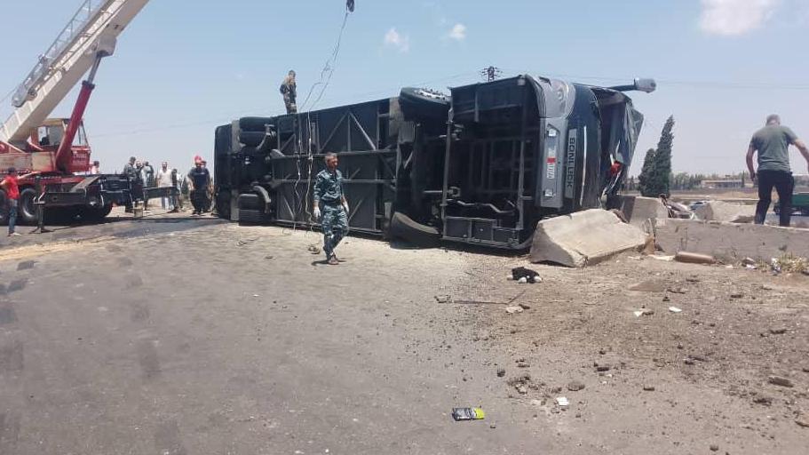 وزارة الداخلية: 13 وفاة بتدهور مركبة نوع (بولمان) على جسر تحويلة (حمص – دمشق)