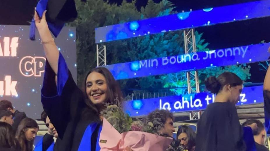 وائل جسار يغني برفقة ابنته في حفل تخرجها