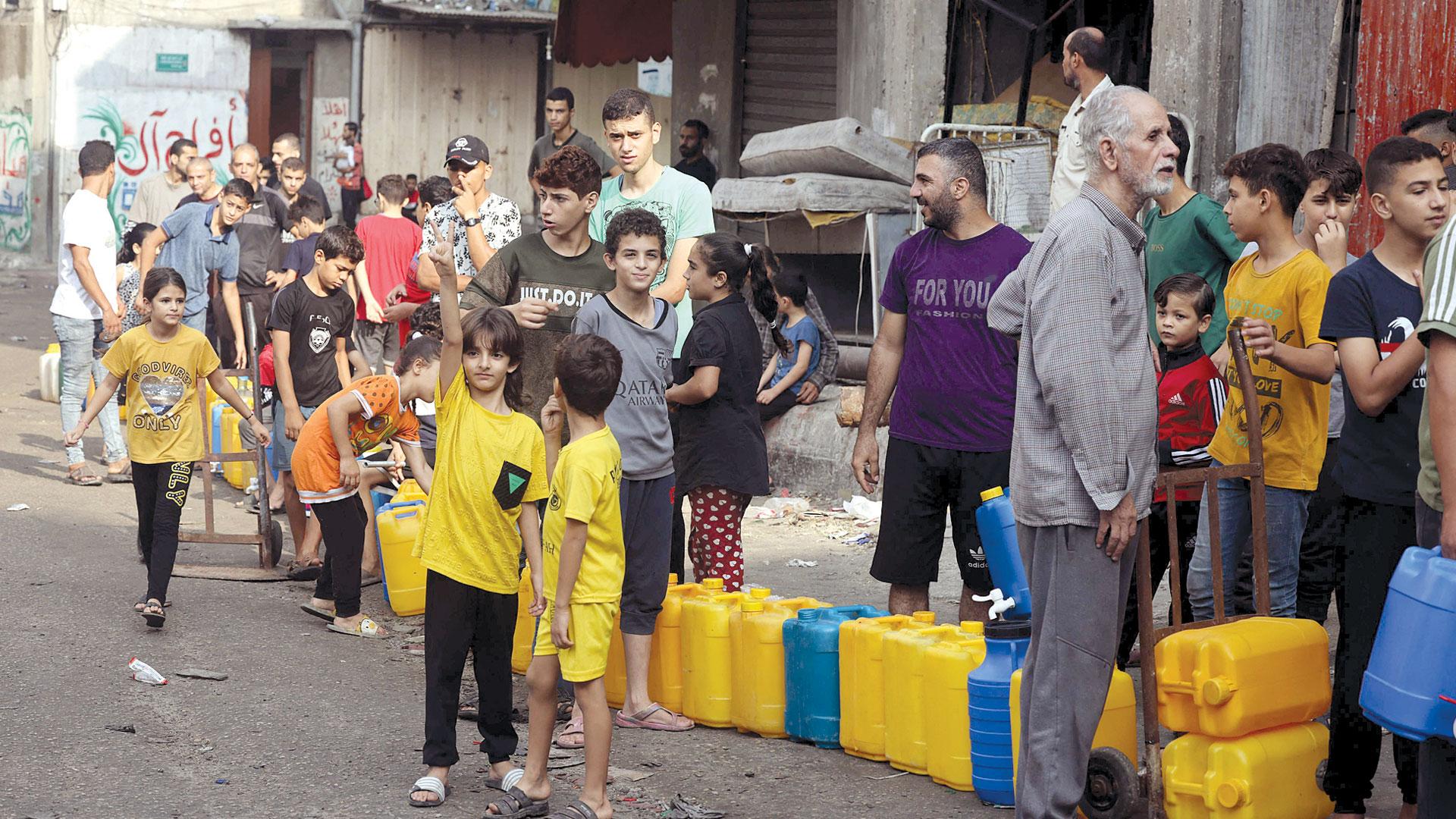 بلدية غزة تحذر من أزمة المياه، وأكثر من 20 ألف مريض محرومون من العلاج