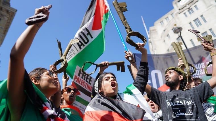 اعتقال مجموعة شبابية في لندن بعد تضامنهم مع غزة